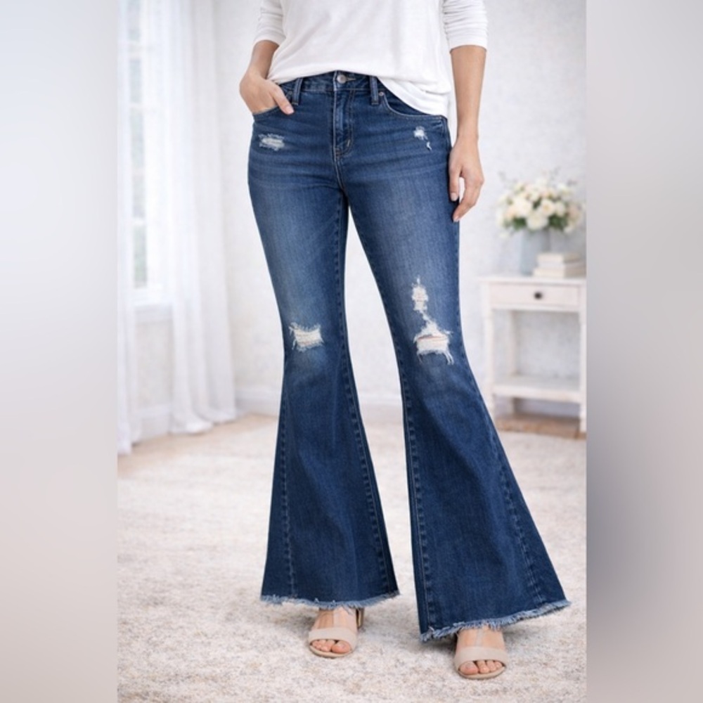 NWT YMI Gigi Fit Denim Collection Deconstructed Knee Flared Jeans Size 5